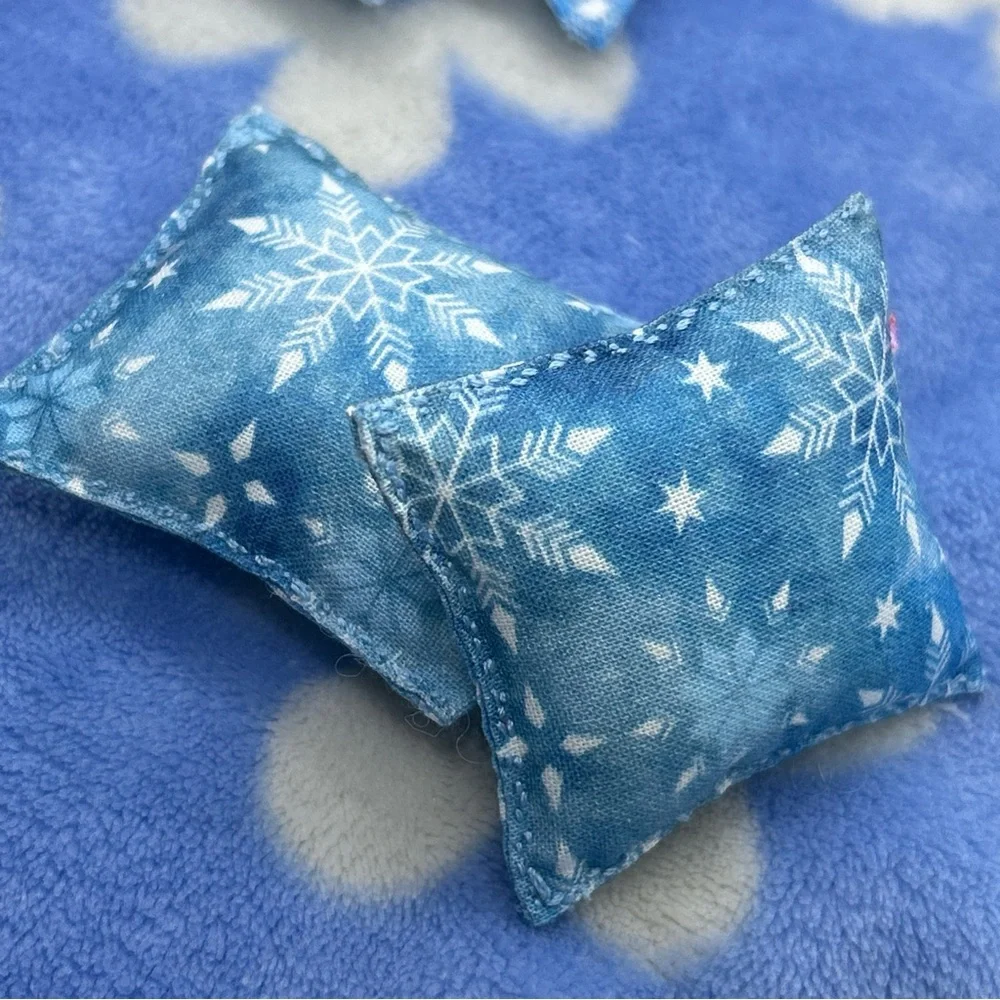 Blue Snowflake and Checkered Throw Pillow Set - Picture 4 of 4